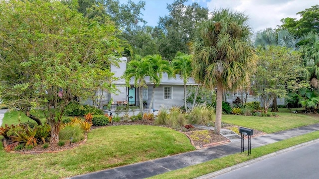 view of front of home featuring a front yard