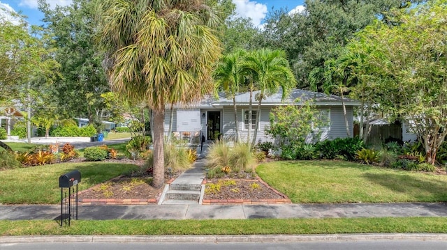 view of front of property featuring a front lawn