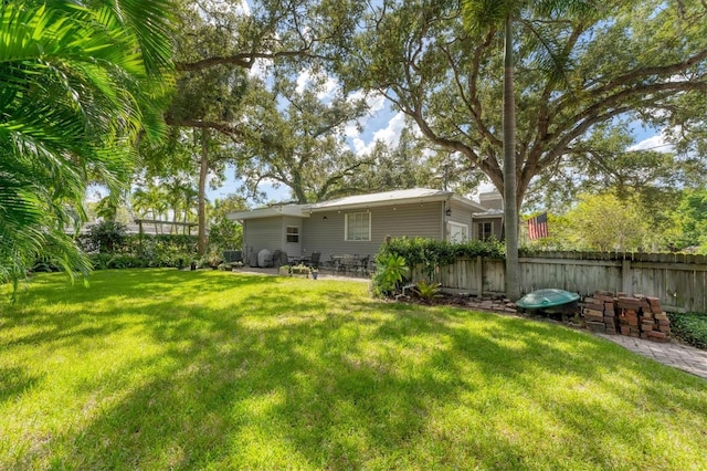 view of yard featuring a patio