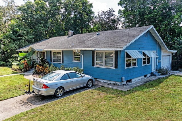 ranch-style home featuring a front lawn