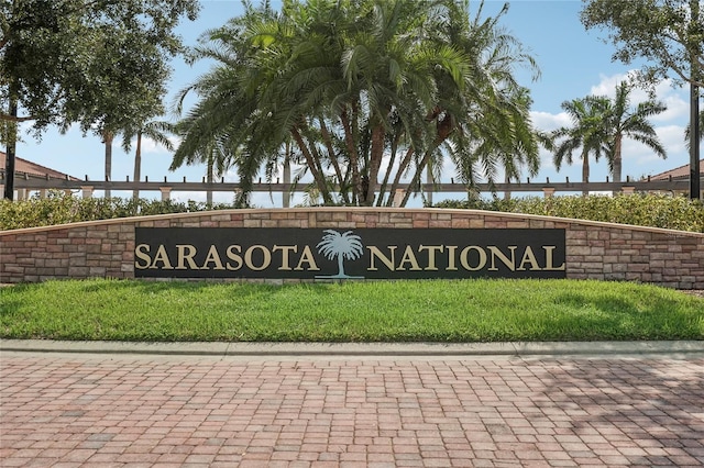 community / neighborhood sign featuring a yard