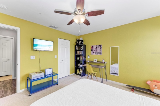 carpeted bedroom featuring visible vents, baseboards, ceiling fan, and a closet