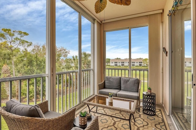 sunroom with ceiling fan