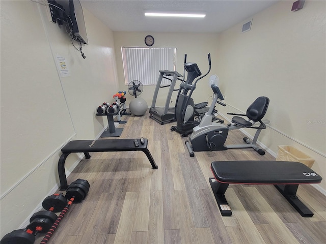 exercise area with light hardwood / wood-style floors