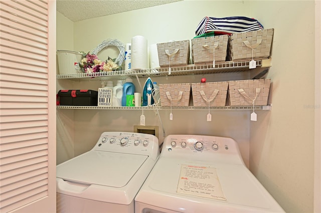 washroom with a textured ceiling, laundry area, and independent washer and dryer