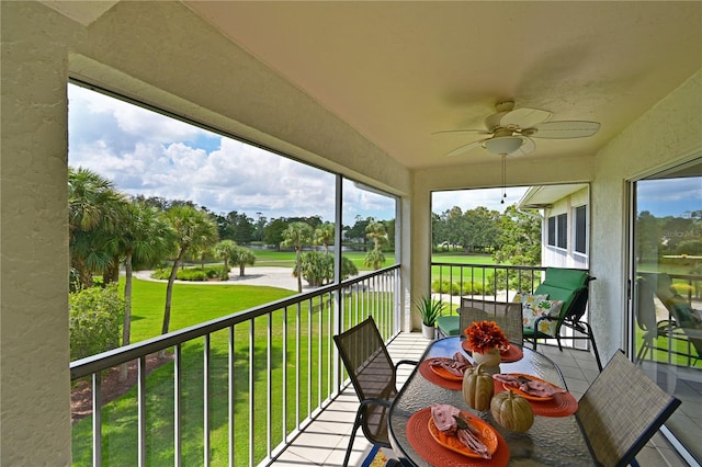 sunroom with ceiling fan