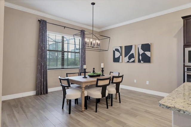 dining area featuring an inviting chandelier, light hardwood / wood-style flooring, and ornamental molding