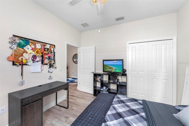 bedroom featuring light hardwood / wood-style flooring, a closet, and ceiling fan