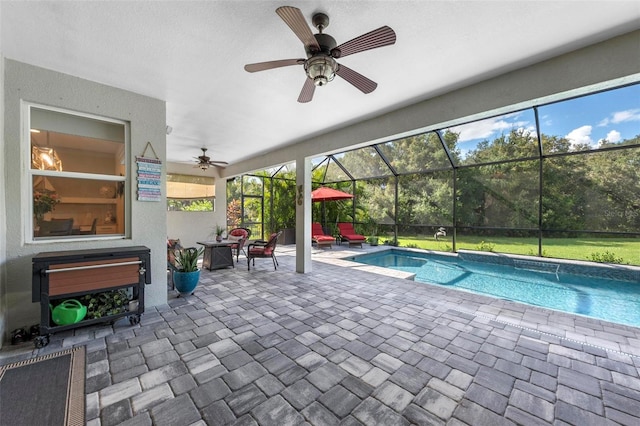 view of swimming pool with a lanai, ceiling fan, and a patio area