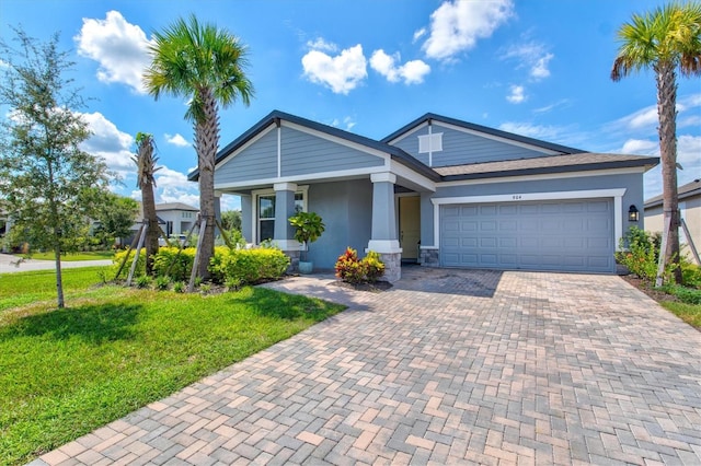 view of front facade featuring a garage and a front yard