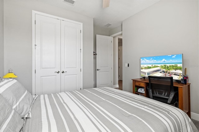 bedroom featuring ceiling fan, a textured ceiling, and a closet