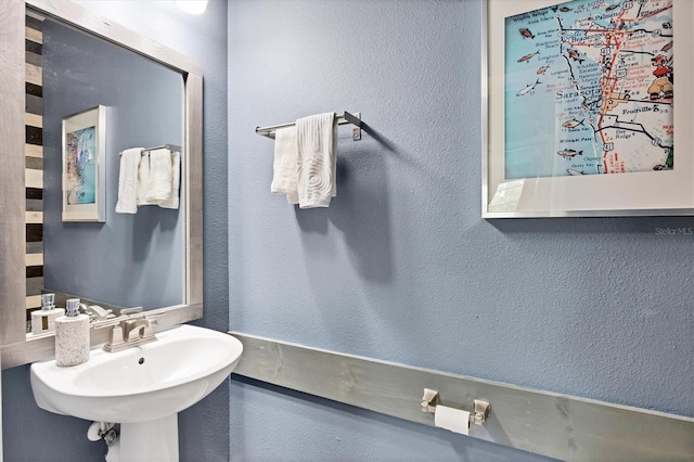 bathroom featuring sink