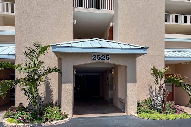 property entrance featuring a balcony