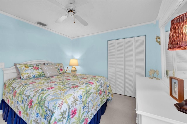 carpeted bedroom featuring ceiling fan, ornamental molding, and a closet