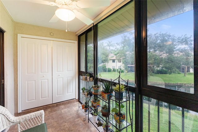 sunroom / solarium featuring ceiling fan