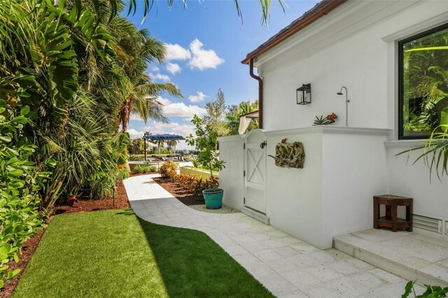 501 Harbor Point Rd, Longboat Key, FL 34228 - view of yard