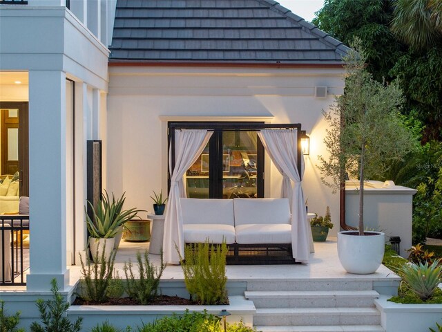 501 Harbor Point Rd, Longboat Key, FL 34228 - entrance to property featuring stucco siding