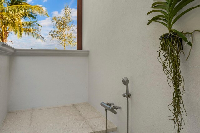 501 Harbor Point Rd, Longboat Key, FL 34228 - detailed view of stucco siding