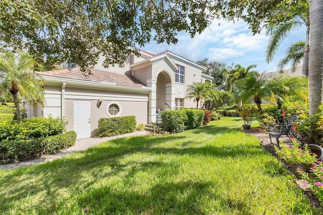 view of front facade with a front yard