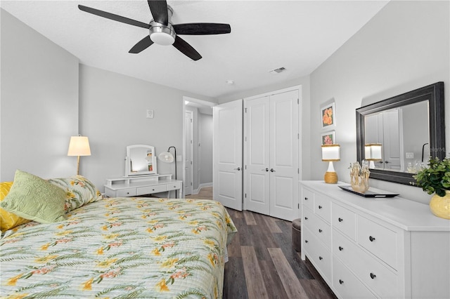 bedroom featuring dark hardwood / wood-style floors, ceiling fan, and a closet