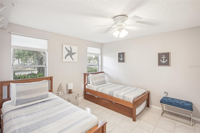 bedroom featuring ceiling fan and a textured ceiling