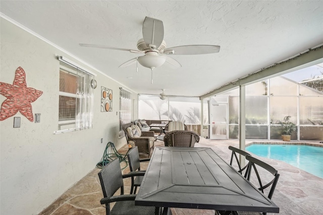 sunroom with ceiling fan