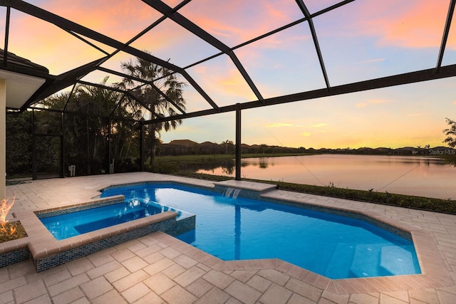 pool at dusk featuring a lanai, an in ground hot tub, a water view, and a patio