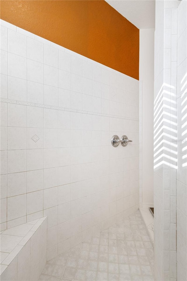 bathroom featuring a tile shower