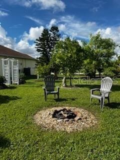 view of property's community featuring a lawn