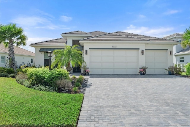 view of front of property featuring a front yard and a garage