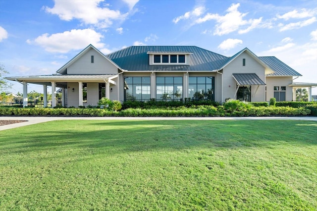 view of front facade featuring a front lawn