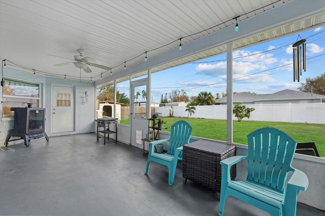 sunroom with ceiling fan