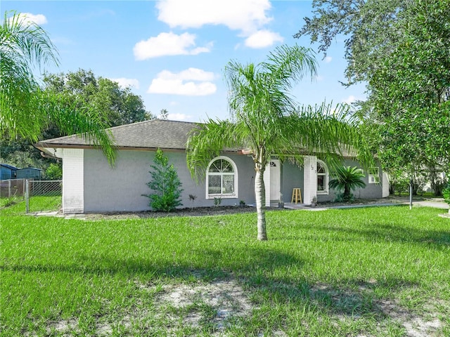 view of front of home featuring a front lawn