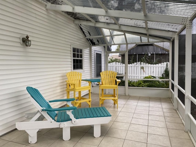 sunroom with vaulted ceiling