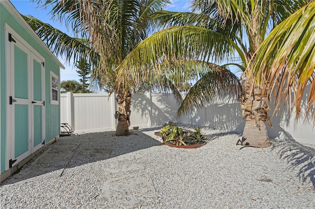 view of yard featuring a storage unit