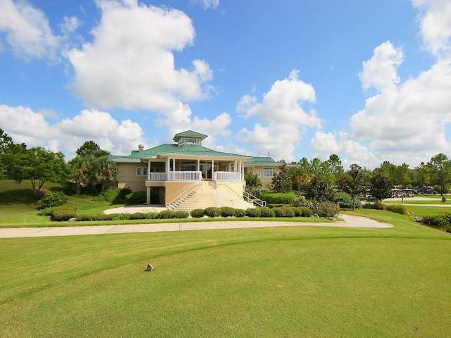 view of front of home featuring a front yard