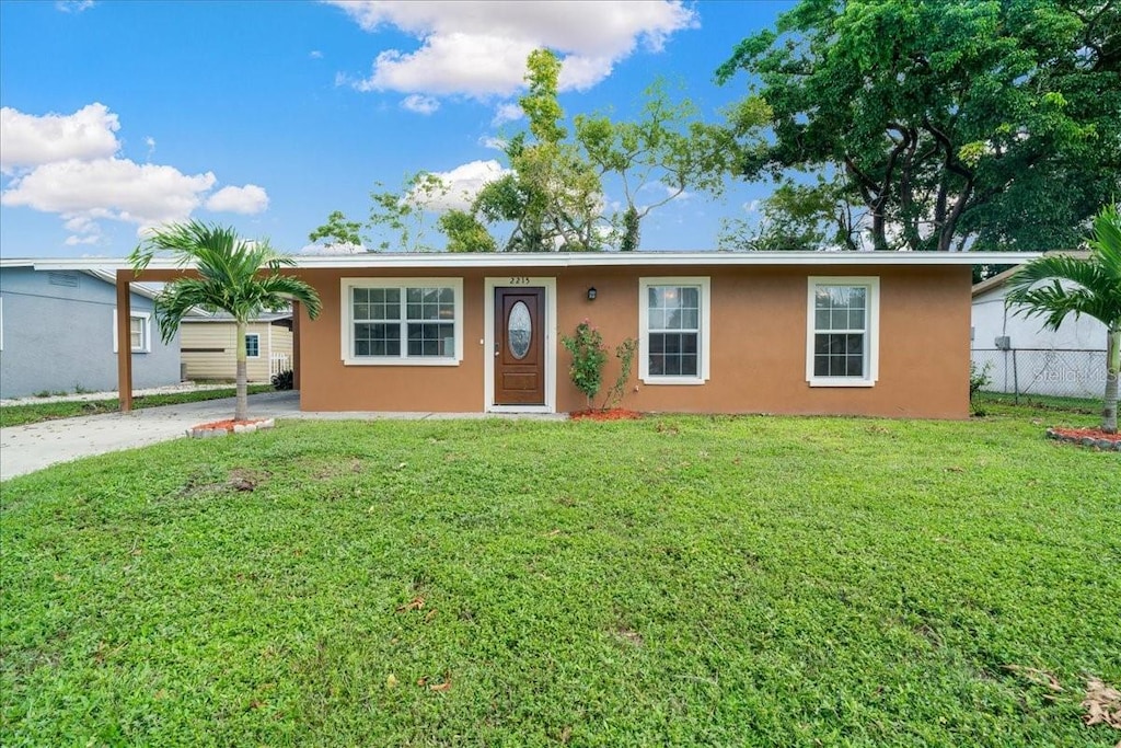 ranch-style home featuring a front lawn