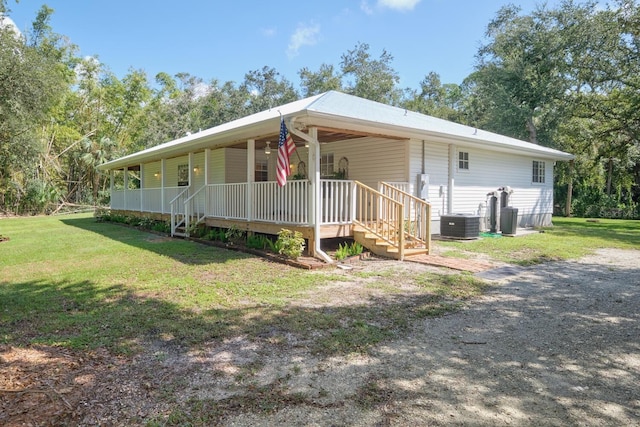 view of front of house featuring central AC and a front yard