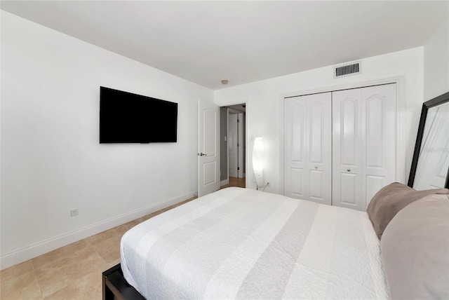 226 Golden Gate Pt Unit 64, Sarasota, FL 34236 - bedroom with baseboards, visible vents, and a closet