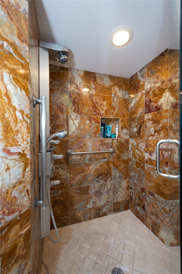 bathroom featuring a tile shower