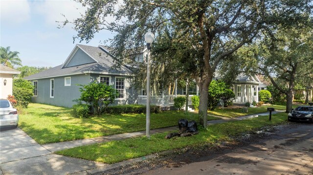 view of front facade featuring a front lawn