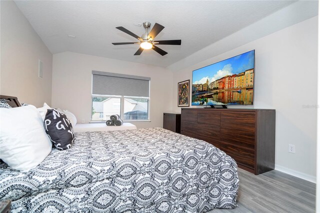 bedroom featuring a textured ceiling, light hardwood / wood-style floors, and ceiling fan