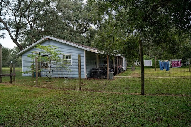 view of side of property featuring a lawn