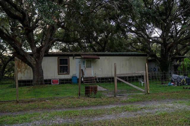 manufactured / mobile home featuring a front lawn