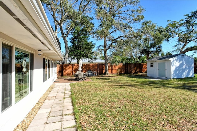 view of yard featuring a storage unit