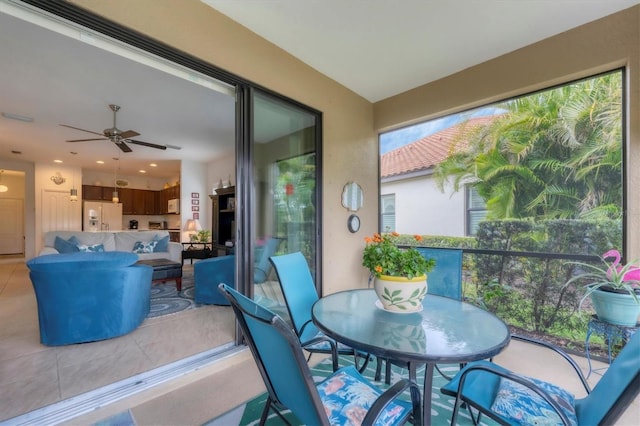 sunroom with ceiling fan