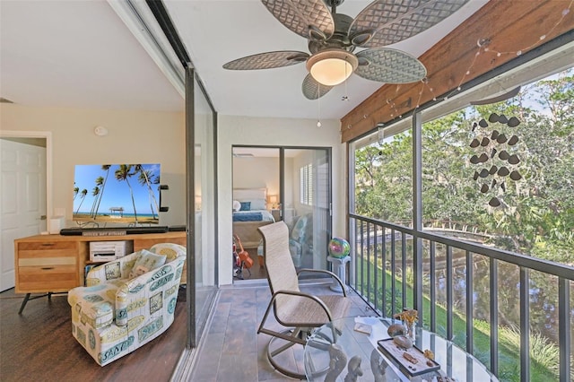 sunroom featuring ceiling fan