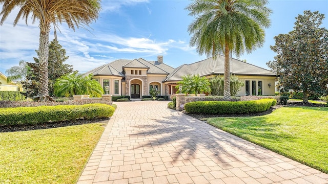 view of front of home featuring a front lawn