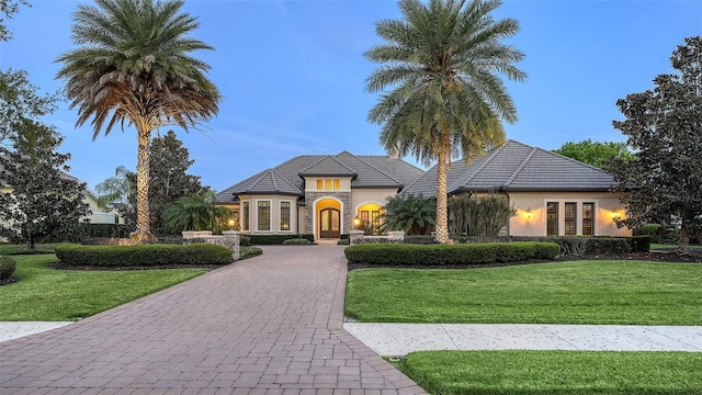 view of front of home featuring a front yard