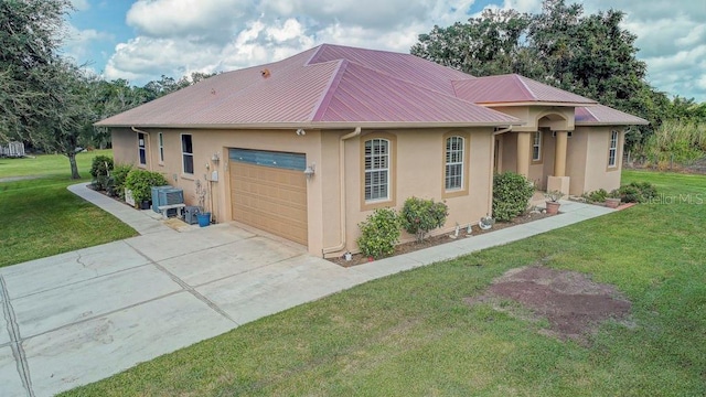 view of front of property featuring a front yard and a garage